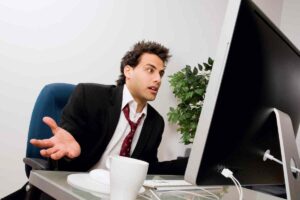 Uomo perplesso al pc