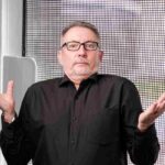 Uomo perplesso e zanzariere