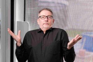 Uomo perplesso e zanzariere