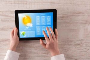 mani su tablet con previsioni meteo