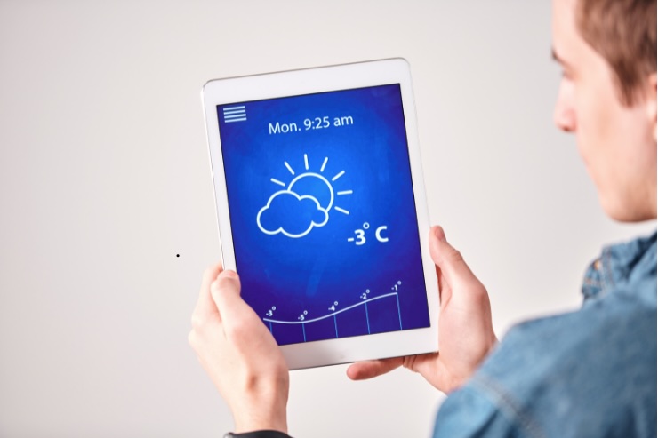 ragazzo con tablet che controlla meteo