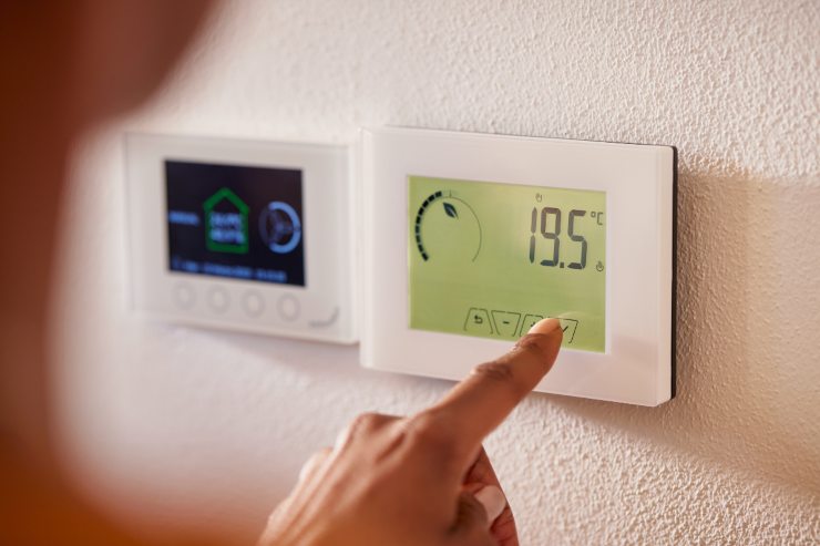 Mano su termostato condizionatore