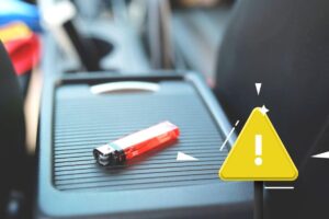accendino in macchina e un segnale di prestare attenzione