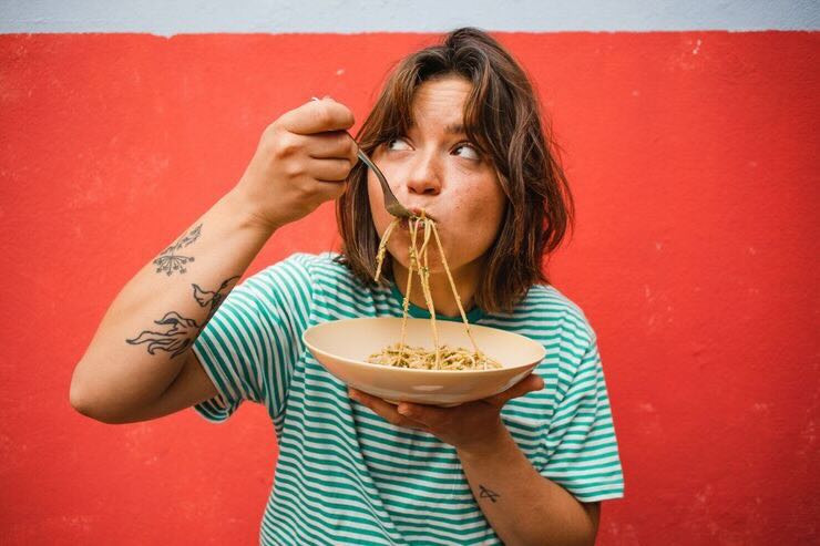 Ragazza mangia spaghetti 