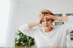 donna preoccupata con le mani sulla fronte