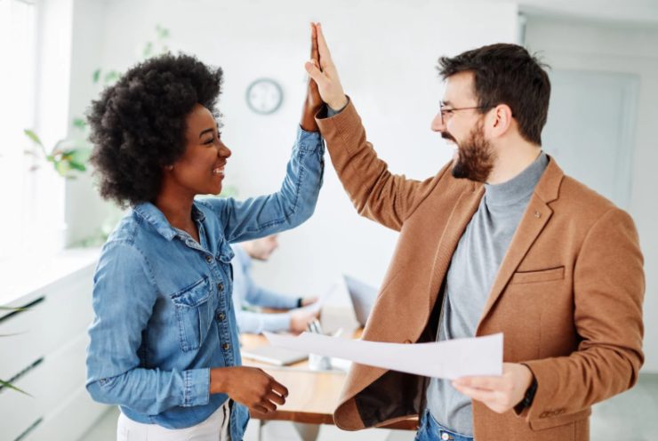 due colleghi che si battono il 5 con la mano felici