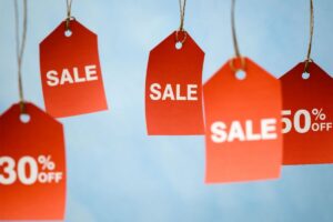 Cartellini con scritto "sale" e percentuali